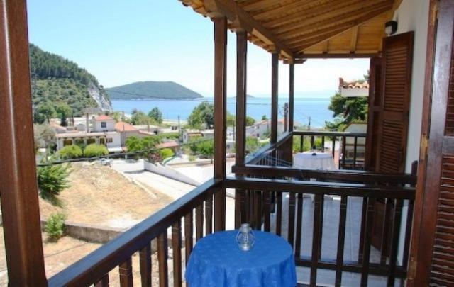 Aris Junior Studio & Apartments Нео Клима Екстериор снимка
