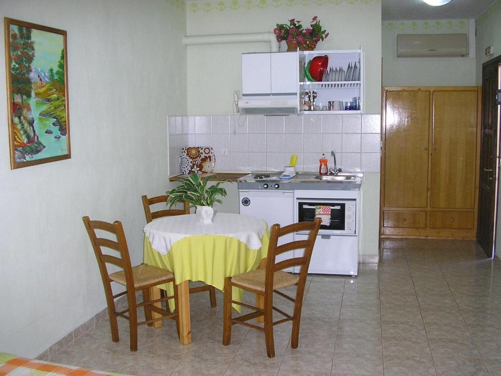Aris Junior Studio & Apartments Нео Клима Екстериор снимка