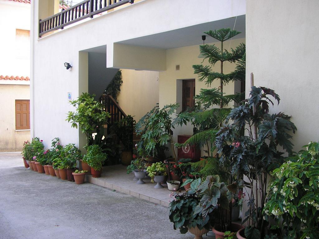 Aris Junior Studio & Apartments Нео Клима Екстериор снимка