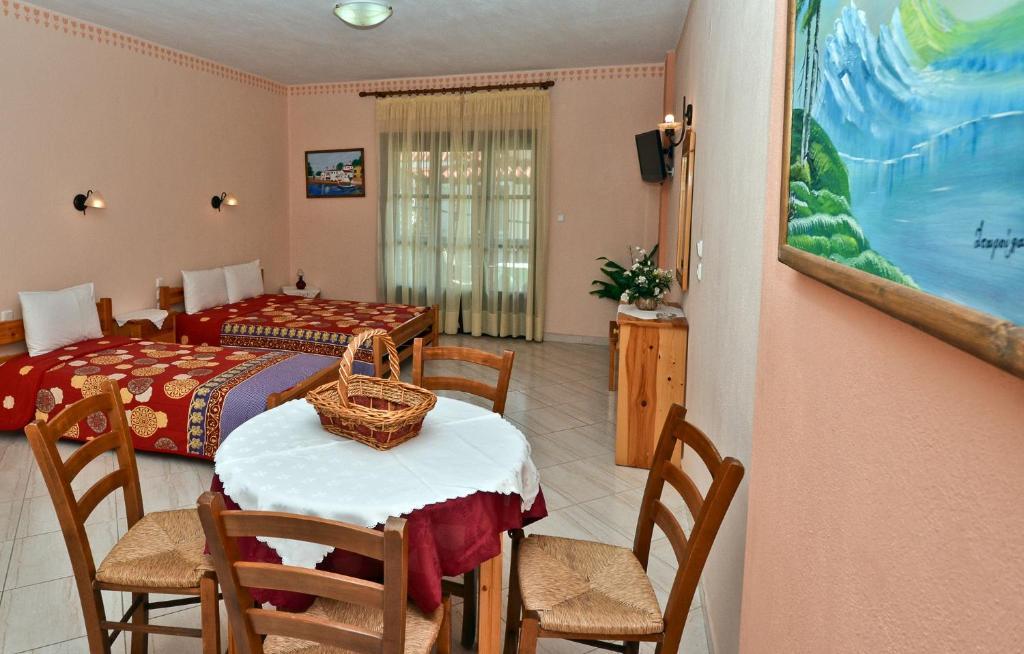 Aris Junior Studio & Apartments Нео Клима Стая снимка