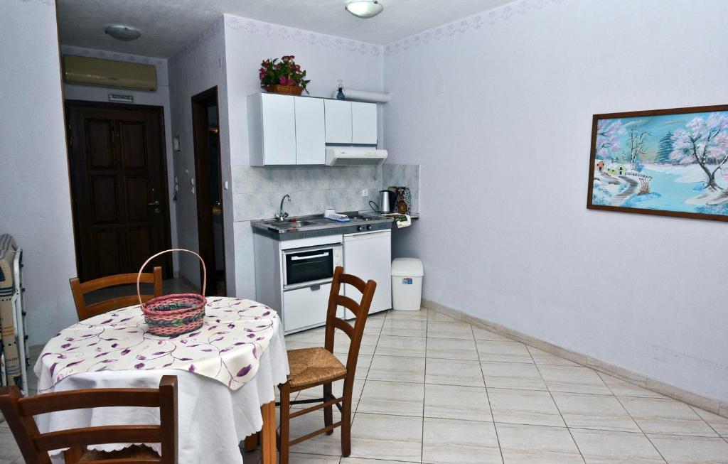 Aris Junior Studio & Apartments Нео Клима Екстериор снимка